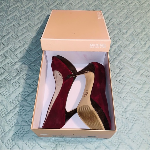 MICHAEL MICHAEL KORS York Suede Platform Pumps - Picture 8 of 10